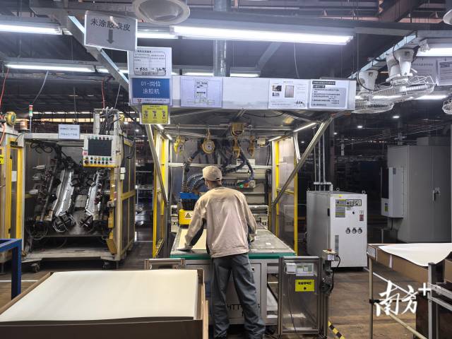 噴膠工序正在敞開環境下繁忙運轉。 噴膠工序正在敞開環境下繁忙運轉。