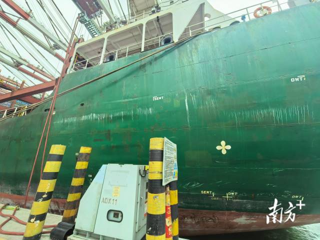 電纜將船舶與岸電設施相連。 電纜將船舶與岸電設施相連。