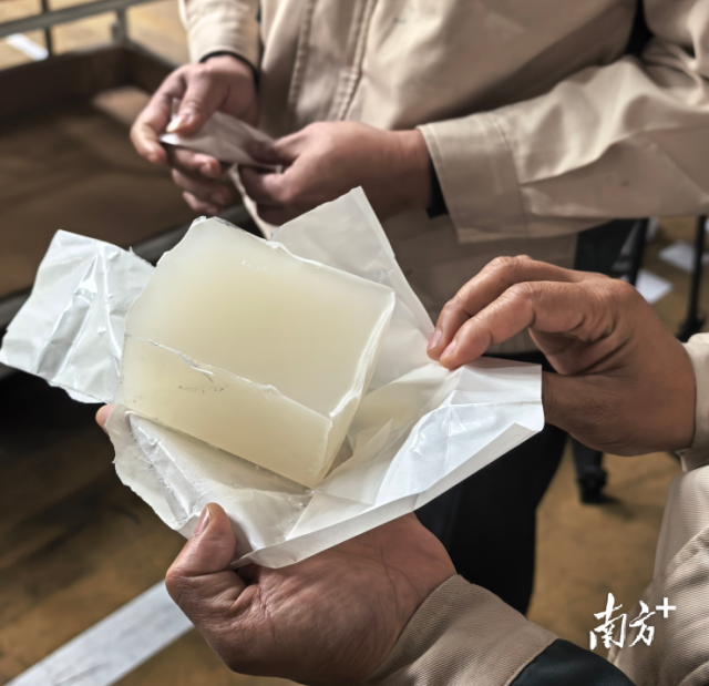 低VOCs含量的熱熔膠。 低VOCs含量的熱熔膠。